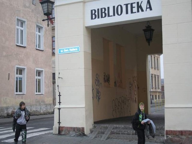 Na przejściu do bliblioteki znów oglądamy szpetne napisy i rysunki