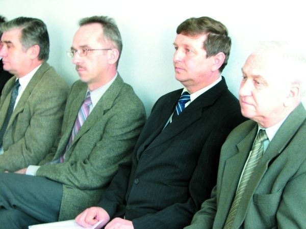 Dyrektorzy szkół średnich (na zdj. Andrzej Roszczenko &#8211; pierwszy z lewej oraz Leszek Karbowski z prawej) w milczeniu przyjęli wczorajszą uchwałę rady powiatu