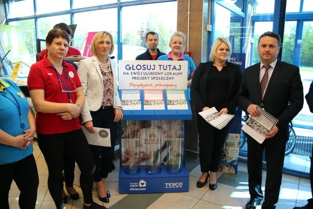 W rozpoczęciu akcji w Tesco udział wziął burmistrz Leszek Kopeć i wiceburmistrz Ewa Kondek. Na zdjęciu z pracownikami sklepu.