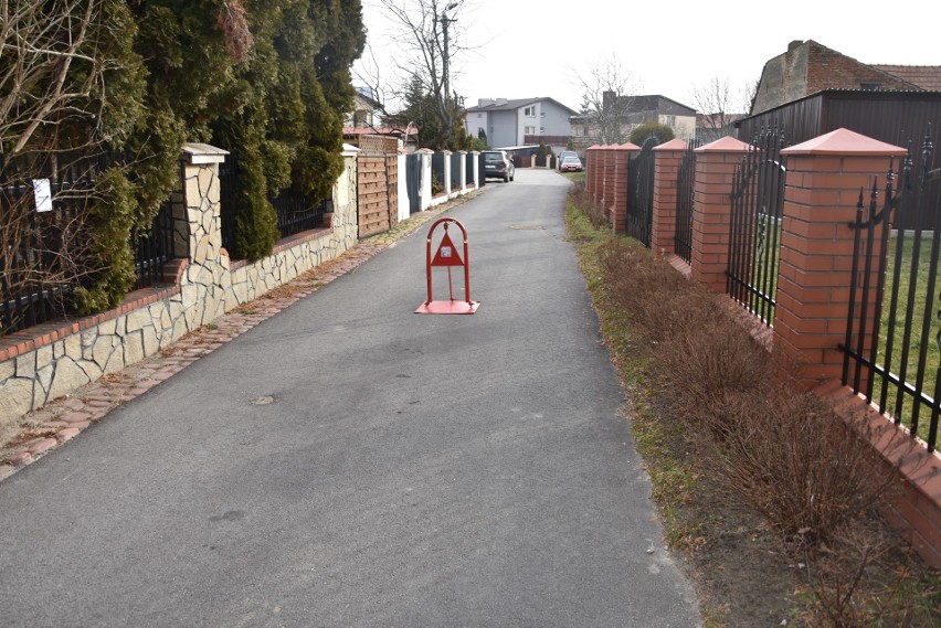 Tarnów. Metalowa blokada na środku drogi dzieli mieszkańców. Gdyby jej nie było, pogotowie dojechałoby na czas do chorej kobiety? [ZDJĘCIA]