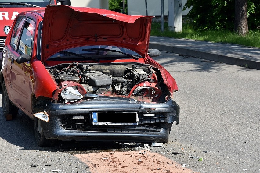 Wypadek w Moszczenicy. Do kierowcy seicento wezwano karetkę pogotowia