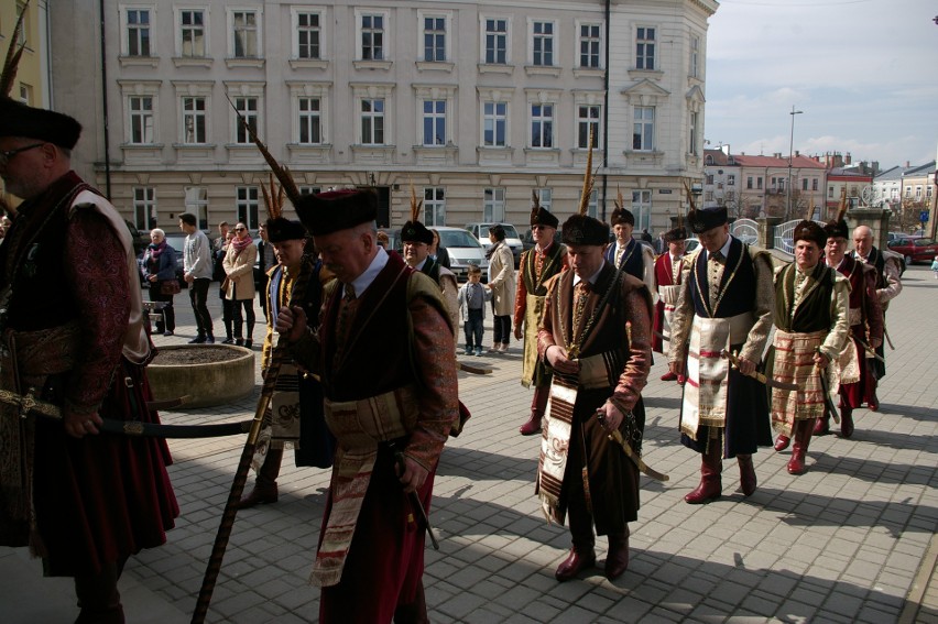 Gorlice. Cech Rzemiosł i Przedsiębiorczości ma nowy sztandar. Uroczyste poświęcenie w bazylice