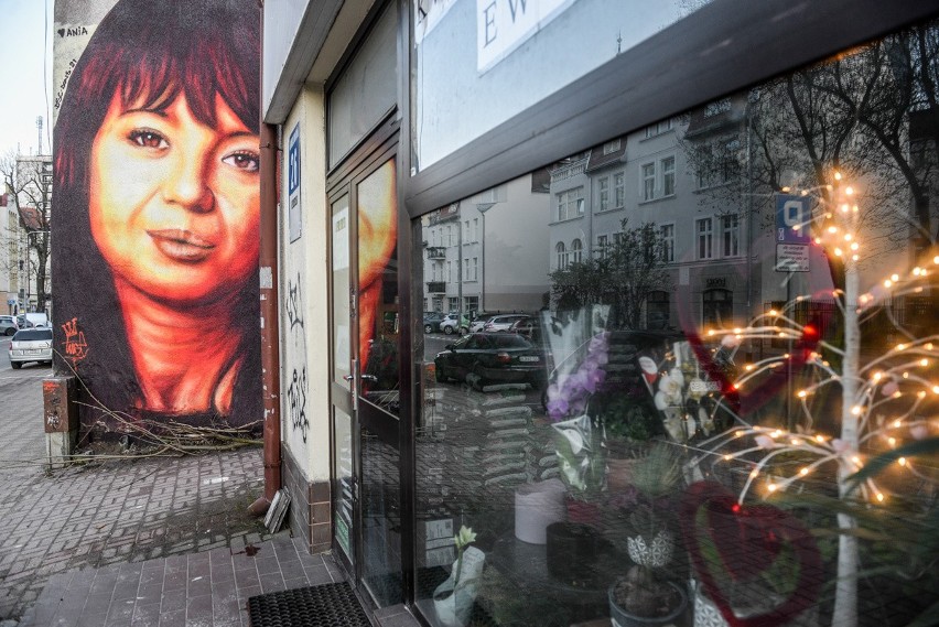 Anna Przybylska na muralu Tusego we Wrzeszczu, jeszcze przed...