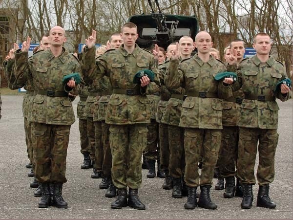 Kilkudziesięciu elewów NSR i członków LA z Lublina wypowiedziało czterdzieści słów przysięgi w obecności sztandaru, podniesionej flagi narodowej, rodziny, przełożonych i kolegów. - To słowa przesycone głębokim patriotyzmem - podziękował im komendant.