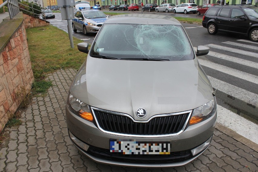 Wypadek w Skarżysku. Kierowca kilkaset metrów wiózł na dachu potrąconego mężczyznę!