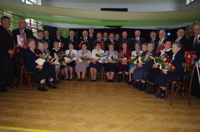 Jubileusz 50-lecia pożycia małżeńskiego w sobotę obchodziło 15 par z gminy Osiek. Małżonkowie zostali odznaczeni medalami “Za Długoletnie Pożycie Małżeńskie” przyznanymi przez prezydenta.