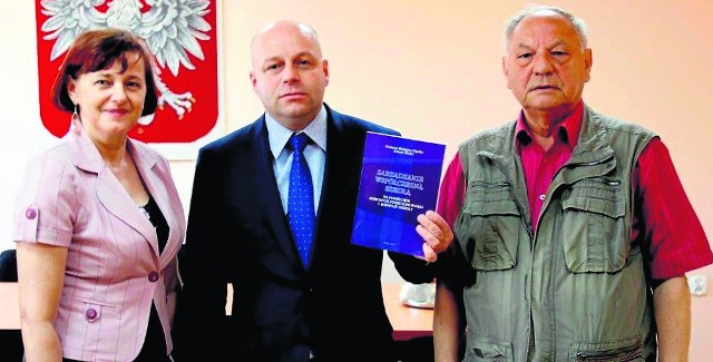 Autorzy książki Grażyna Habigier-Pipska (z lewej), Antoni Piędel (z prawej) oraz starosta Robert Bednarz