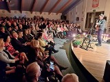 Pełna sala pań na dwóch koncertach Macieja Miecznikowskigo z okazji Dnia Kobiet w Ciekotach. Zobacz zdjęcia