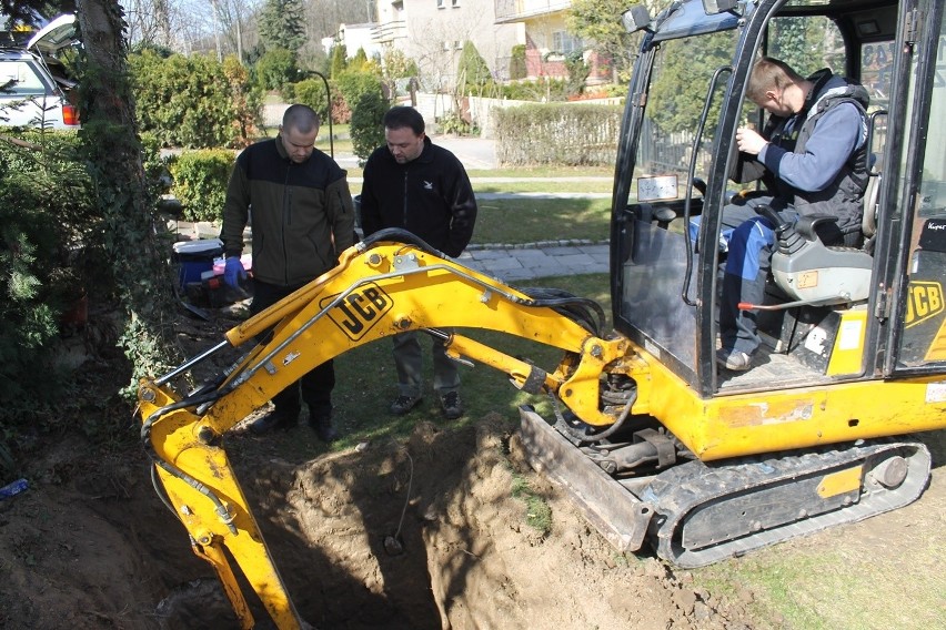 W mogile były szkielety, broń i... prezerwatywy