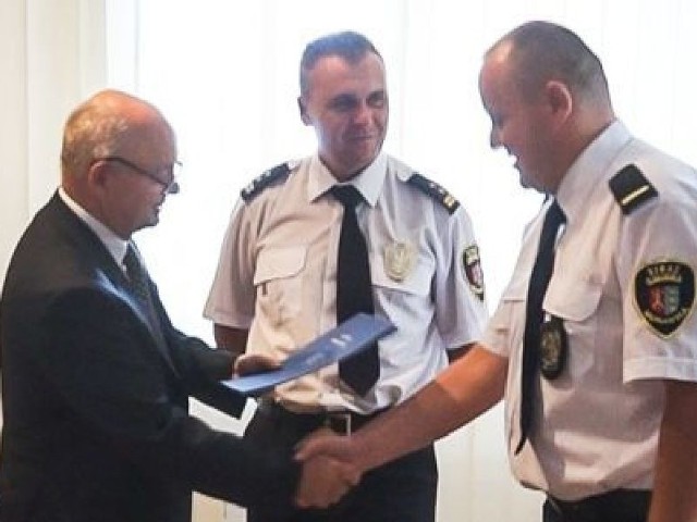 Nominację z rąk wójta Gminy Morawica Mariana Burasa otrzymał strażnik gminny Wojciech Nowak.