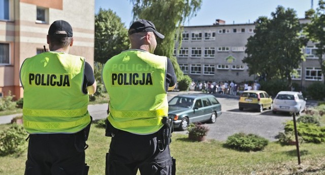 Policjanci dbali o bezpieczeństwo przy szkołach.