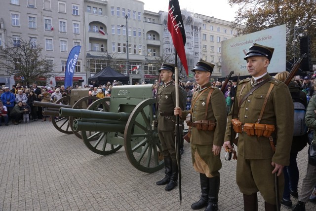 Poznaniacy świętują 100. rocznicę odzyskania niepodległości przez Polskę na placu Wolności. Zobacz zdjęcia w galerii ------>