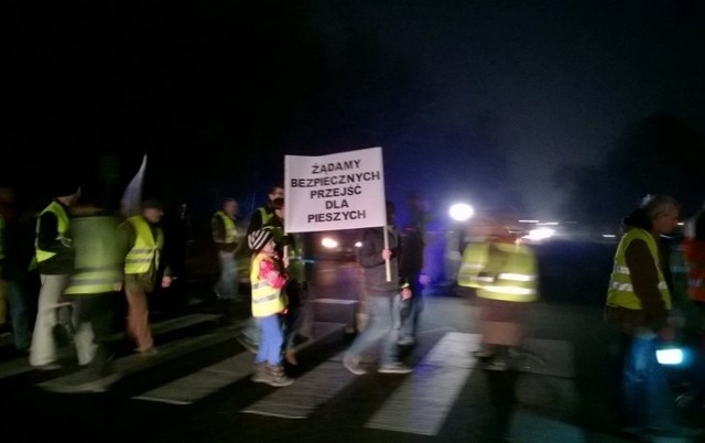 Mieszkańcy ul. Strykowskiej zablokowali przejazd.