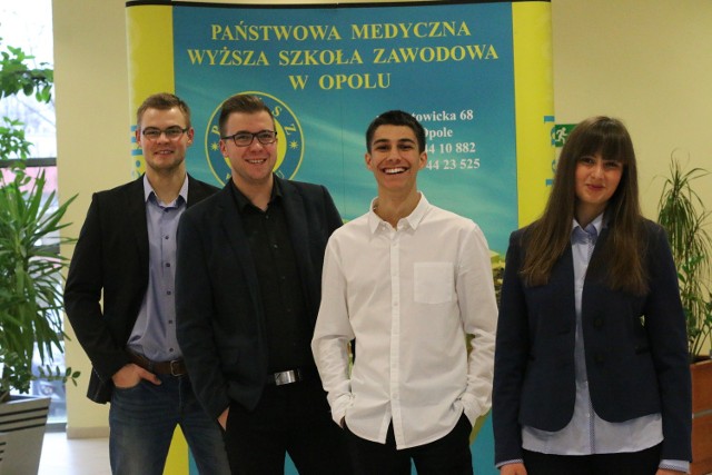 Gabriela Bidzińska, Tomasz Matusz, Piotr Tkocz, Kamil Zwierzchowski i Daniel Marczyński (brakuje go na zdjęciu) od czterech lat są studentami PMWSZ w Opolu. W tym roku rozpoczęli studia magisterskie, które właśnie uruchomiono na uczelni.