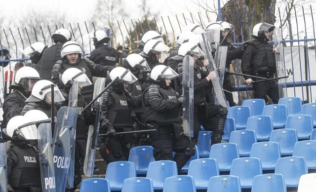 Na stadionie miejskim w Rzeszowie Policja trenowała zabezpieczanie imprez masowych.