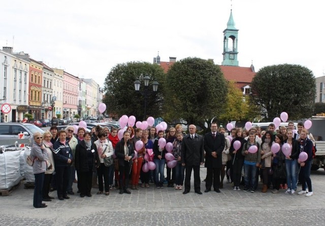 Kilkadziesiąt osób wzięło udział w Różowym Marszu Nadziei. Organizatorzy przekazali informacje na temat profilaktyki chorób nowotworowych, zwłaszcza raka piersi.