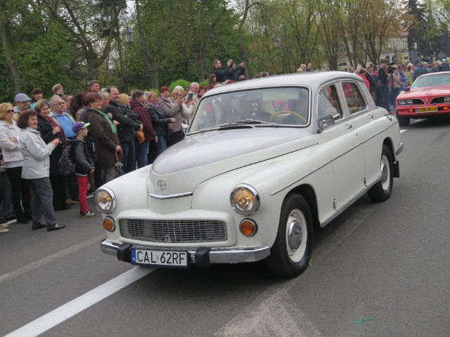 Na ubiegłorocznej paradzie pokazały się też dawne auta. Nie zabraknie ich w tym roku.