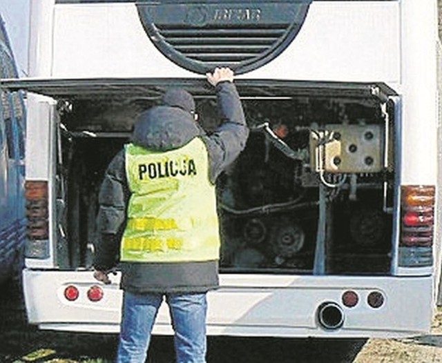 Policjanci  skontrolują stan techniczny autobusu, a także trzeźwość kierowcy.