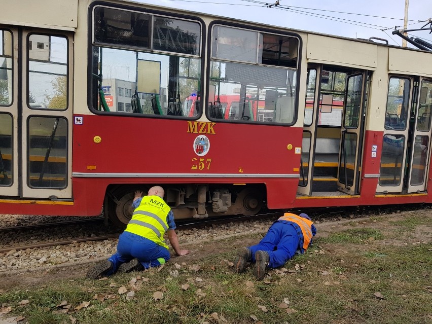 Wykolejony tramwaj po zderzeniu z autobusem na ulicy Wschodniej. Są ranni