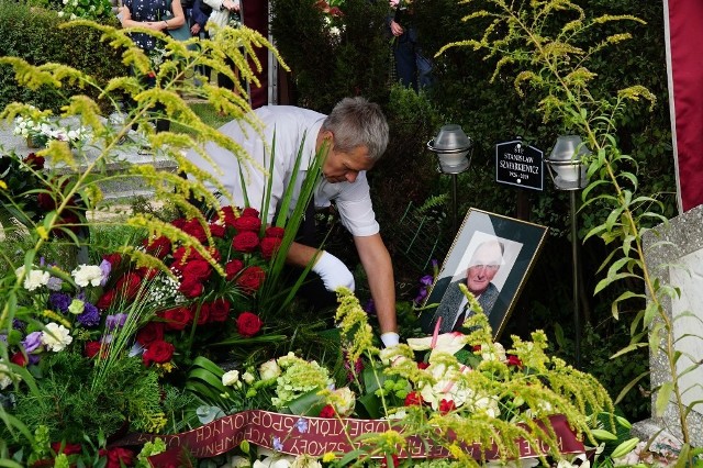 Kilkaset osób w piątkowe południe pożegnało na cmentarzu junikowskim Stanisława Szafarkiewicza, znakomitego przed laty trenera koszykówki w AZS Poznań, nauczyciela akademickiego, przez wiele lat kierownika Studium Wychowania Fizycznego Uniwersytetu im. Adama Mickiewicza. Stanisław Szafarkiewicz zmarł 2 września w wieku 93 lat.Zobacz kolejne zdjęcie. --->