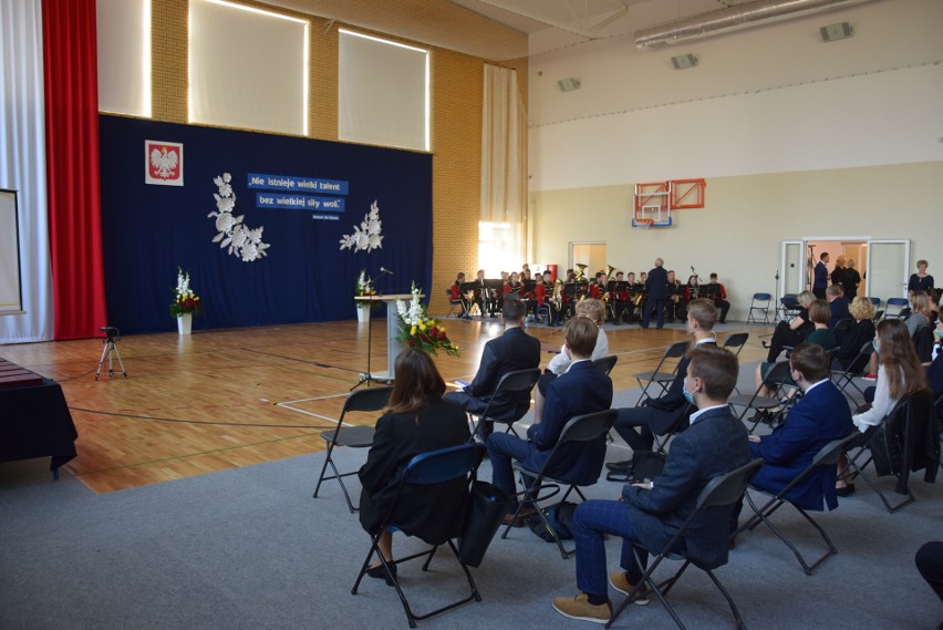 Stypendia za wyniki w nauce i innowacje odebrało prawie stu uczniów. Młodzież została uhonorowana przez prezydenta Białegostoku (zdjęcia)