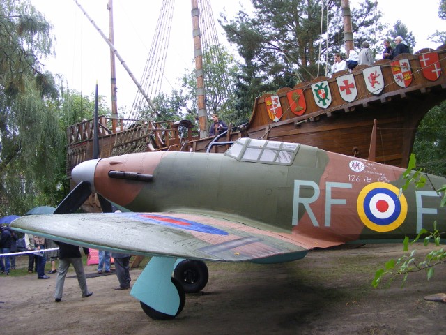 Hurricane, który stanął w Puszczykowie w Muzeum Literackim Arkadego Fiedlera jest repliką myśliwców na jakich walczono o Anglię