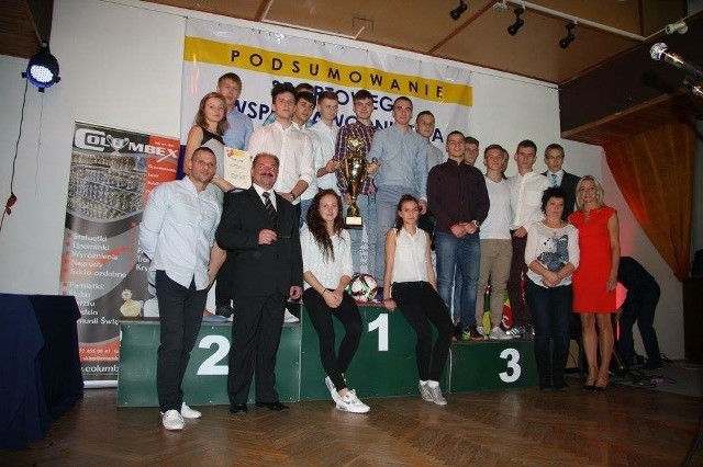 Rodzinne zdjęcie wszystkich twórców sportowych sukcesów VI LO - uczniów, nauczycieli i dyrekcji szkoły.