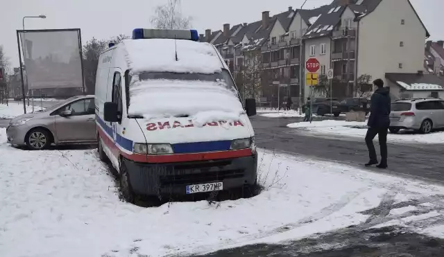 Stara karetka, należąca do prywatnej firmy, zajmuje miejsca parkingowe już od ponad roku. Jak dotąd nie udało się usunąć pojazdu, ponieważ stoi na prywatnym terenie.