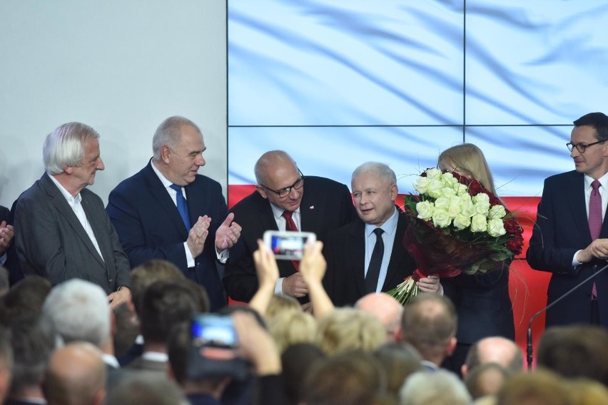 Wybory parlamentarne 2019. Wyniki: Relacja ze sztabu PiS ZDJĘCIA Jarosław Kaczyński: Zdołaliśmy wygrać mimo potężnego frontu przeciwko nam
