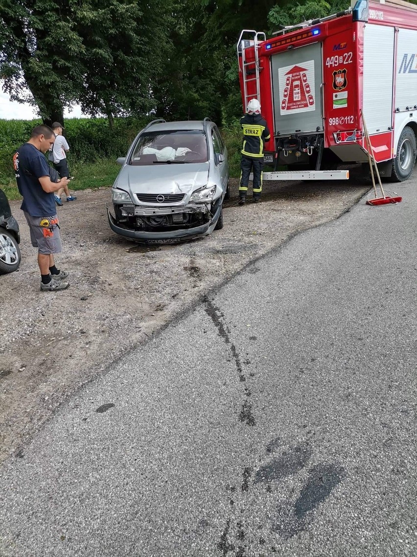 Korzeniste. Zderzenie dwóch aut na skrzyżowaniu....