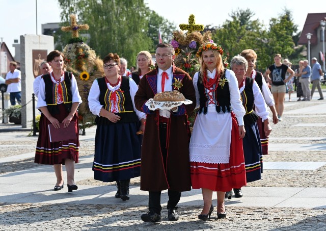 Starostami dożynek byli w tym roku Justyna Witkowska, sołtys wsi Sieraków oraz Jarosław Zieliński radny rady miejskiej w Daleszycach. Więcej zdjęć z dożynek w Daleszycach na kolejnych zdjęciach.