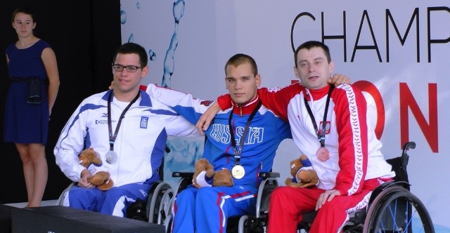 Jacek Czech (z prawej) zdobył dwa złote medale podczas pływackich mistrzostw Polski niepełnosprawnych.
