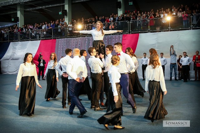 Na otwarcie studniówki w białobrzeskim Liceum Ogólnokształcącym był oczywiście polonez.