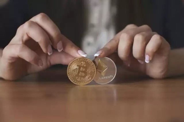 Najbardziej popularna waluta - bitcoin - jeszcze dwa lata temu kosztowała około 5 tysięcy dolarów. Dziś wyceniania jest już na 50 tysięcy dolarów.