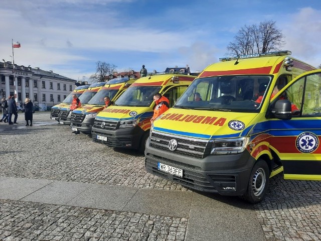 Radomska Stacja Pogotowia ratunkowego ma pięć nowych ambulansów. Kosztowały ponad pięć milionów złotych, zostały kupione dzięki unijnym pieniądzom.