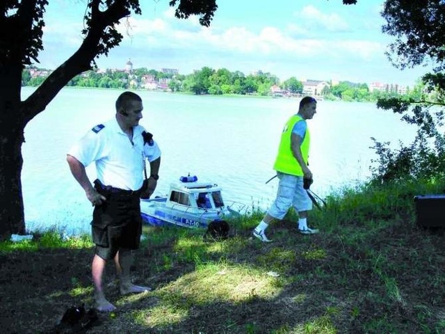 Policjanci na brzegu Jeziora Ełckiego