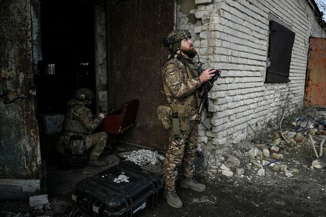 Zdaniem ukraińskich generałów i prezydenta Ukrainy, obrońcy Bachmutu nie wycofują się. Miasto ma być nadal bronione.