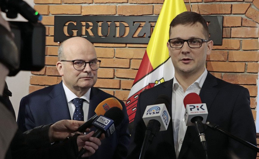 Prezydent Grudziądza Maciej Glamowski (z lewej) ma nadzieję...
