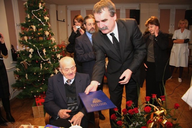 Życzenia świętującemu sto lat panu Władziowi, składał między innymi prezydent Kielc Wojciech Lubawski.