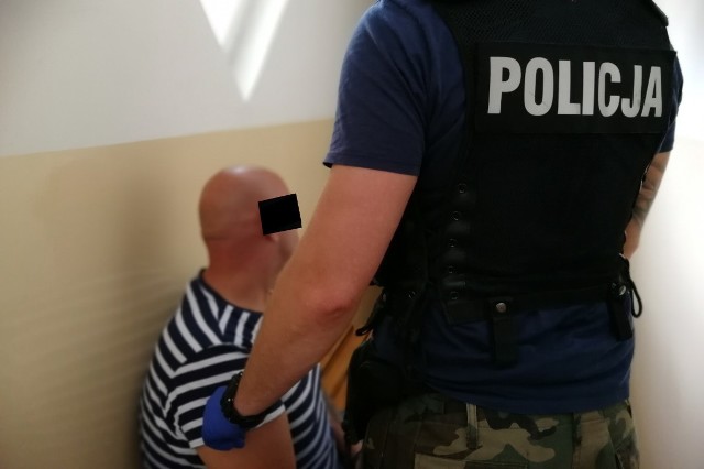 We wtorek 3 lipca policjanci z wydziału kryminalnego komendy w Świeciu ustalili, że na terenie jednej z posesji w gminie Pruszcz (pow. świecki), mogą być ukryte narkotyki.Policjanci, będąc na miejscu, podczas przeszukania mieszkania, w lodówce, znaleźli kilka woreczków oraz pojemnik z zawartością białej sproszkowanej substancji. Jak się okazało, ponad 303 gramy zabezpieczonego środka to amfetamina.33-letni właściciel narkotyków jeszcze tego samego dnia usłyszał zarzut posiadania środków odurzających. Grozi mu do 3 lat pozbawienia wolności. Prokurator zadecydował o policyjnym dozorze, a także ma zakaz opuszczania kraju.Dlaczego warto nosić odblaski? Mówi Sławek Piotrowski.