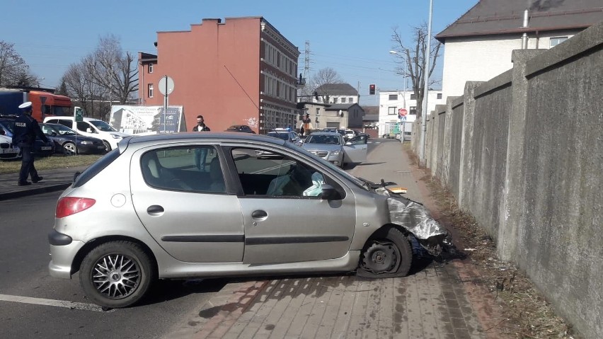 Pościg w Rybniku. Uciekający kierowca uderzył w busa i...