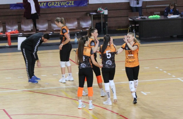Na inaugurację drugiej ligi siatkarki KSZO SMS Ostrowiec Świętokrzyski wygrały z Maratonem Krzeszowice 3:1.