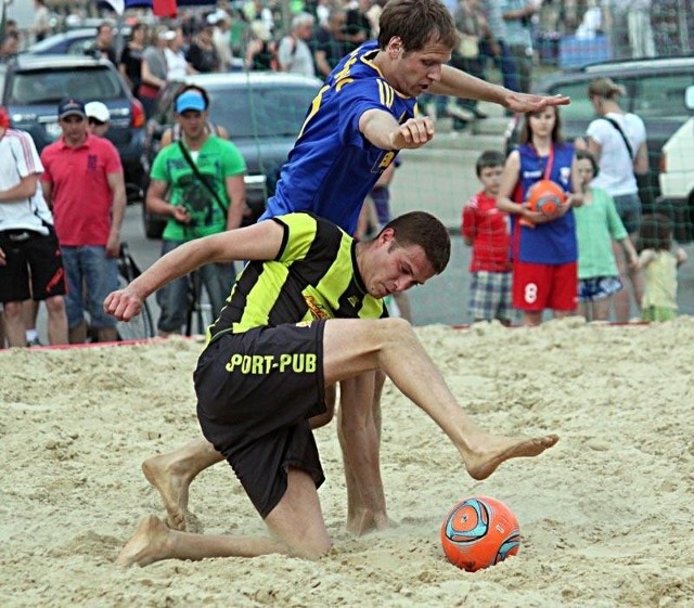 Mateusz Chmielnicki z powodzeniem gra zarówno w piłkę plażową, jak i futsal