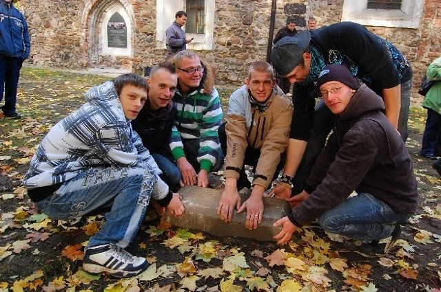 Uczniowie z Polski i Niemiec wspólnie porządkowali teren wokół żarskiego kościoła w parku przy alei Jana Pawła II.