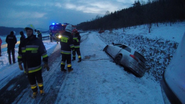 Auto wyciągać musieli strażacy, pracowali w trudnych warunkach