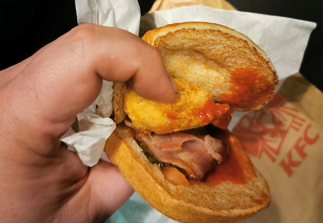 KFC Branickiego przy Nowowarszawskiej 4. Cheeseburger, ale bez sera? (zdjęcia)