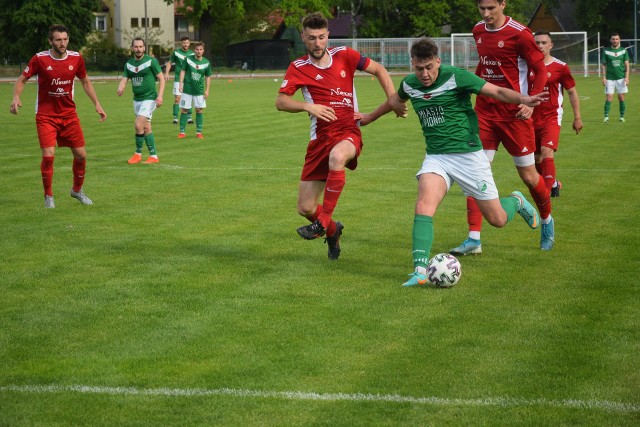 W meczu 24 kolejki mazowieckiej czwartej ligi, Proch Pionki przegrał 4:5 z liderem Pilicą Białobrzegi,Proch - Pilica 4:5 (1:3) Bramki: Mateusz Szczepański 45+2, Bartłomiej Orczykowski 60, Emil Więcek 88, Mateusz Jaworski 90+4 – Michał Kucharczyk 8 z karnego, Konrad Paterek 25, 45, 85, 90.Proch: Pajączek - Kapusta, Denkiewicz, Jaworski, Szczepański, Wnuk, Orczykowski, Skałbania, Leśnowolski, Więcek, Kozakiewicz.Pilica: Gemza – Kencel, Karasek, Bykowski (52 Niedziela), Klinicki, Gliński (87 Król), Rawski, Zawadzki, Winiarski (63 Dobkowski), Paterek, Kucharczyk (75 Skrzypek).W spotkaniu z Prochem w Pionkach w Pilicy, z różnych powodów (kartki, kontuzje) nie mogli zagrać Patryk Walasek, Bartłomiej Michalski, Kamil Czarnecki.W 8 minucie w polu karnym faulowany był Konrad Paterek i sędzia główny spotkania podyktował rzut karny. Jego pewnym wykonawcą okazał się Michał Kucharczyk. W 25 minucie było już 2:0. Tym razem rzut wolny z około 25 metrów wykonywał Konrad Paterek, futbolówkę uderzył w światło bramki, nikt nie przeciął lotu piłki i ta po raz drugi wpadła do bramki. W 45 minucie po trójkowej akcji Pilicy Bartek Zawadzki zagrał do Macieja Kencela, ten z kolei wycofał na 5 metr do Konrada Paterka, który uderzył nie do obrony podwyższając wynik tego spotkania. Gdy wydawało się, że takim wynikiem zakończy się pierwsza połowa Proch wyprowadził akcję po której uderzał jeden z zawodników gospodarzy, piłkę zdołał wybić Bartek Gemza, jednak przy dobitce Mateusza Szczepańskiego był już bezradny.Druga połowa zaczęła się od ataków gospodarzy i to oni w 60 minucie zdobyli kontaktową bramkę, po strzale Bartłomiej Orczykowskiego.W 85 minucie po zagraniu wprowadzonego w drugiej połowie Michała Dobkowskiego w sytuacji sam na sam znalazł się popularny „Pater” i technicznym strzałem pokonał bramkarza gospodarzy. Końcówka tego meczu była wyjątkowo emocjonująca. W 88 minucie Proch przeprowadził akcję po której Emil Więcek uderzył piłkę na bramkę Pilicy ta odbiła się od poprzeczki i po raz kolejny dała nadzieję gospodarzom na uzyskanie choćby remisu w tym meczu. W 90 minucie kolejny rezerwowy w Pilicy, Damian Król zagrał dobrą piłkę do niezmordowanego w tym meczu „Patera”, który po raz kolejny znalazł się w idealnej sytuacji i tym samym po raz czwarty w tym meczu pokonał golkipera Prochu. Jednak to jeszcze nie był decydujący akcent w tym spotkaniu. W samej końcówce doliczonego czasu gry piłka wylądowała w polu karnym Pilicy, gdzie najlepiej ustawiony Mateusz Jaworski zmniejszył jak się okazało rozmiary porażki.ZOBACZ ZDJĘCIA Z MECZU>>>