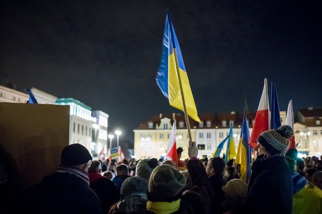 Bydgoszczanie 24 lutego na Starym Rynku zamanifestowali solidarność z Ukrainą. Teraz mieszkańcy Bydgoszczy i okolic mogą konkretnie pomóc Ukraińcom, którzy walczą, jak i szukającym schronienia uchodźcom