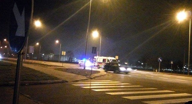 Wypadek w Gorzowie. 67-latek skuterem wjechał w znak drogowy.