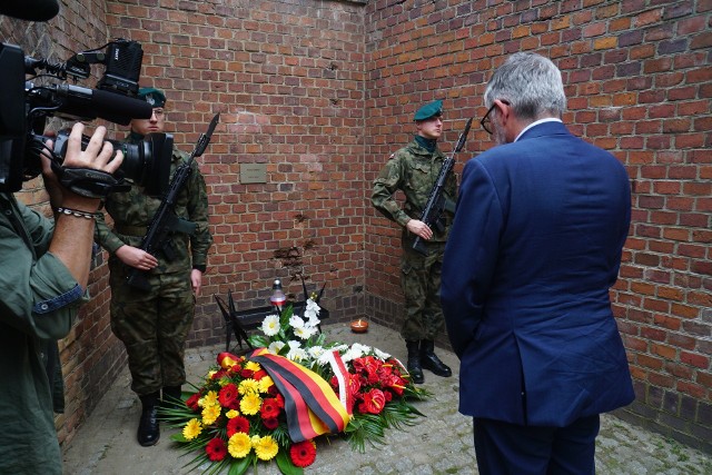 Gości zwiedzili Muzeum Martyrologii Wielkopolan oraz złożyli wieńce pod Ścianą Śmierci.